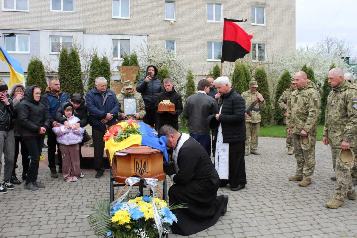 «Тепер тато захищатиме з небес»: волиняни попрощалася з 25-річним Антоном Хвостюком