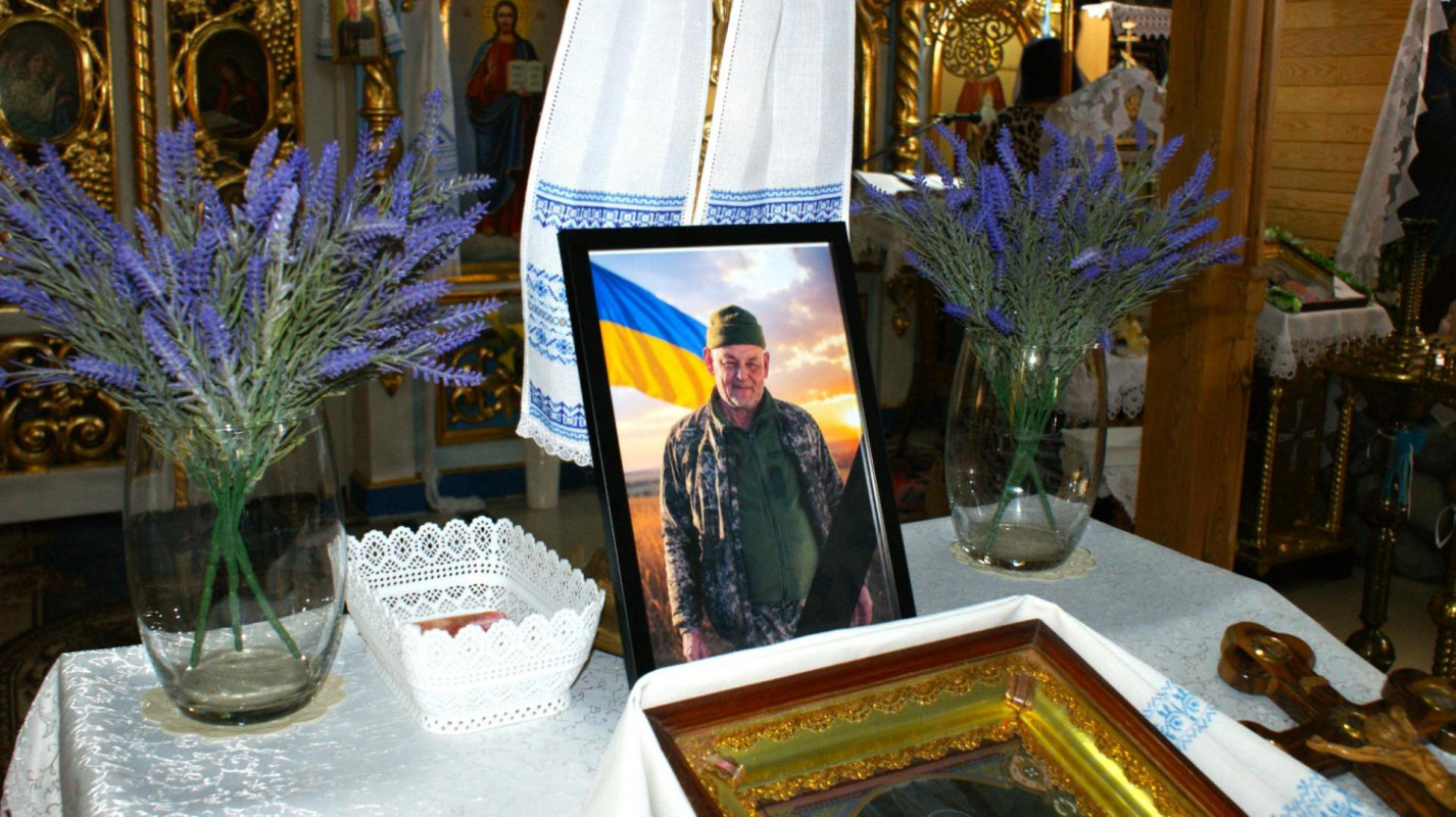 Не встиг натішитися першою онучкою: на Волині провели в останню дорогу воїна Олексія Калюха