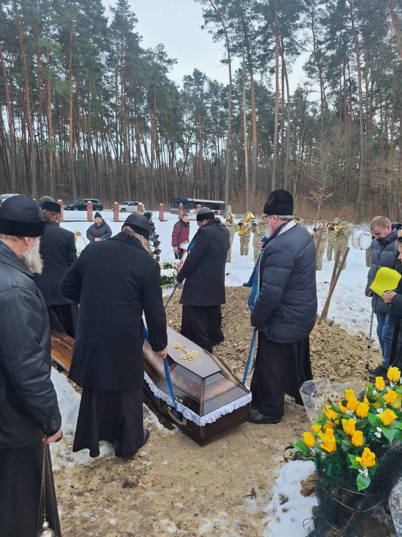 Останній пост прикордонника: жителі громади на Волині на колінах в останню дорогу провели Героя Павла Маєвського