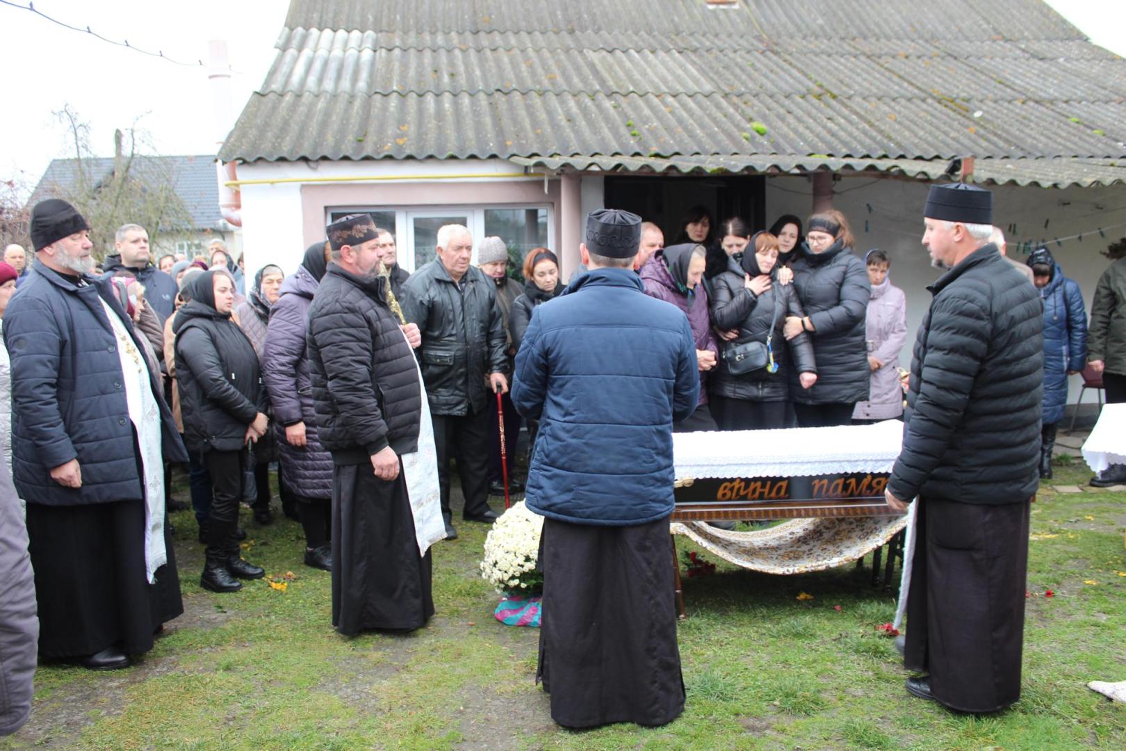 Завтра йому мало виповнитися 55 років: на Волині попрощалися із захисником Василем Савичем