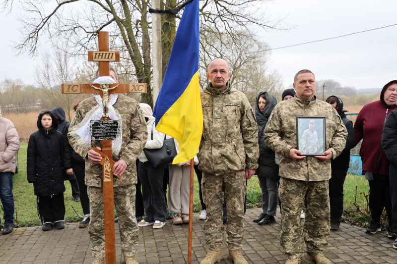 Загинув понад півтора року тому: у Луцькій громаді попрощалися з полеглим Героєм Іваном Матвіюком