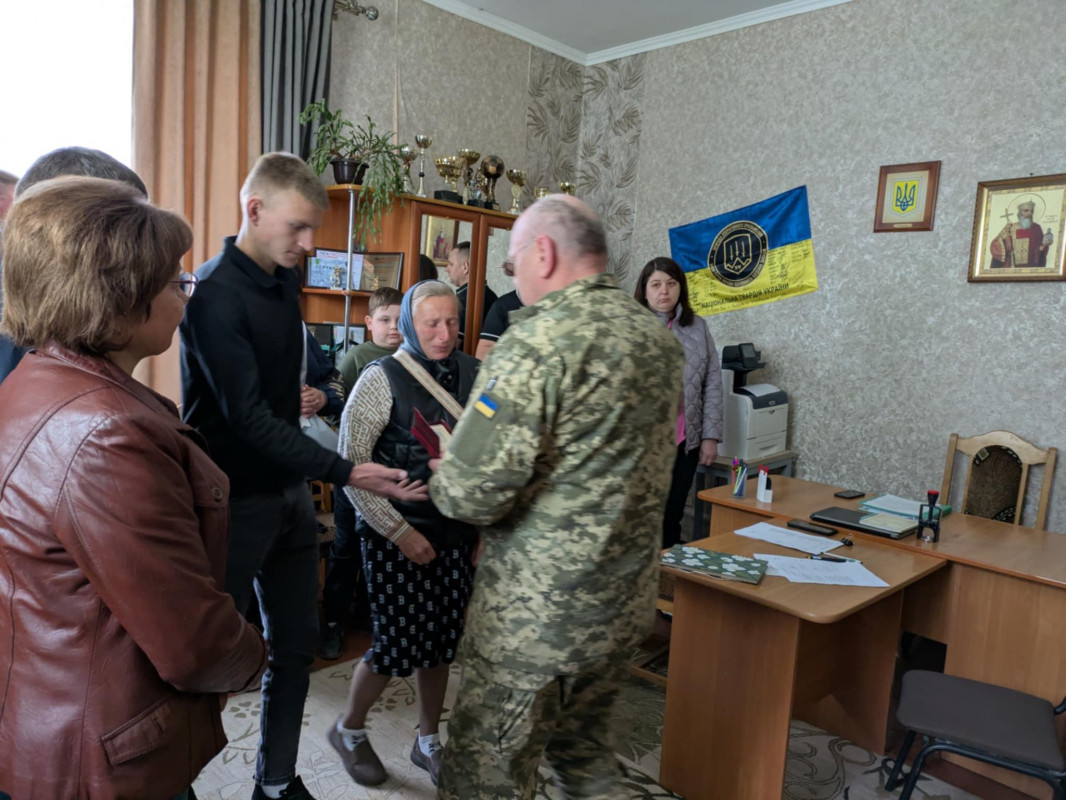 «Микола був люблячим чоловіком та батьком, а Олександр чудовим сином»: двох Героїв з Волині посмертно відзначили нагородами