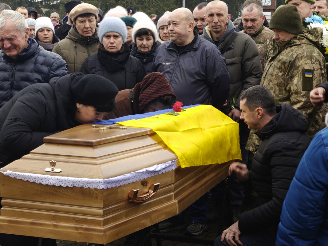 На Волині в останню земну дорогу захисника України, який загинув на фронті близько двох років тому