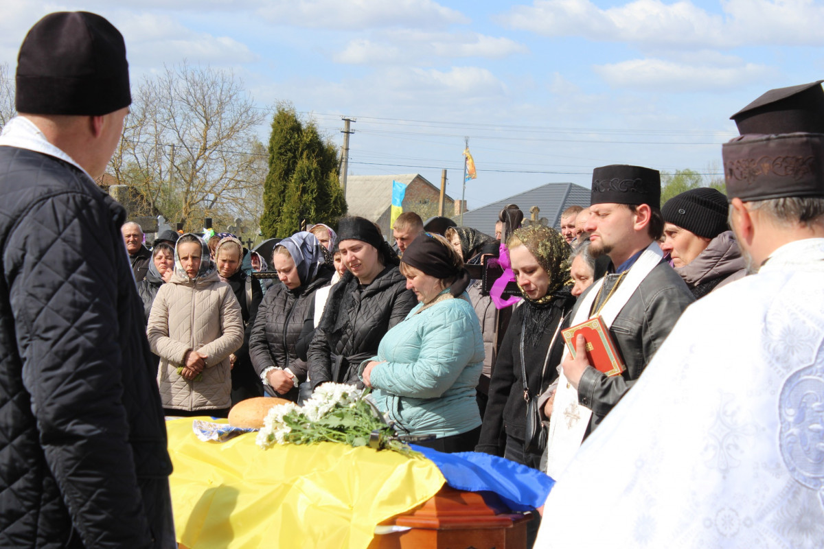 Не дочекалася дружина, не обійняла мама: волиняни попрощалися з полеглим Героєм Дмитром Демчуком