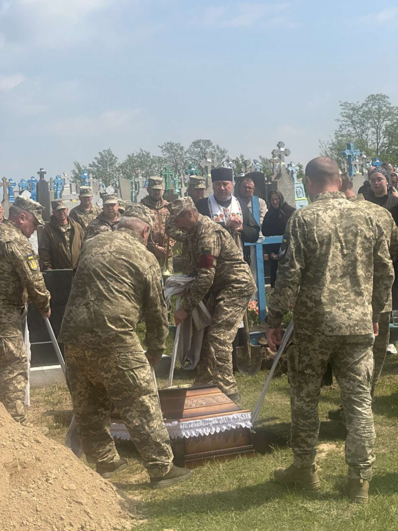 Устилузька громада попрощалася із захисником України Олександром Сачуком