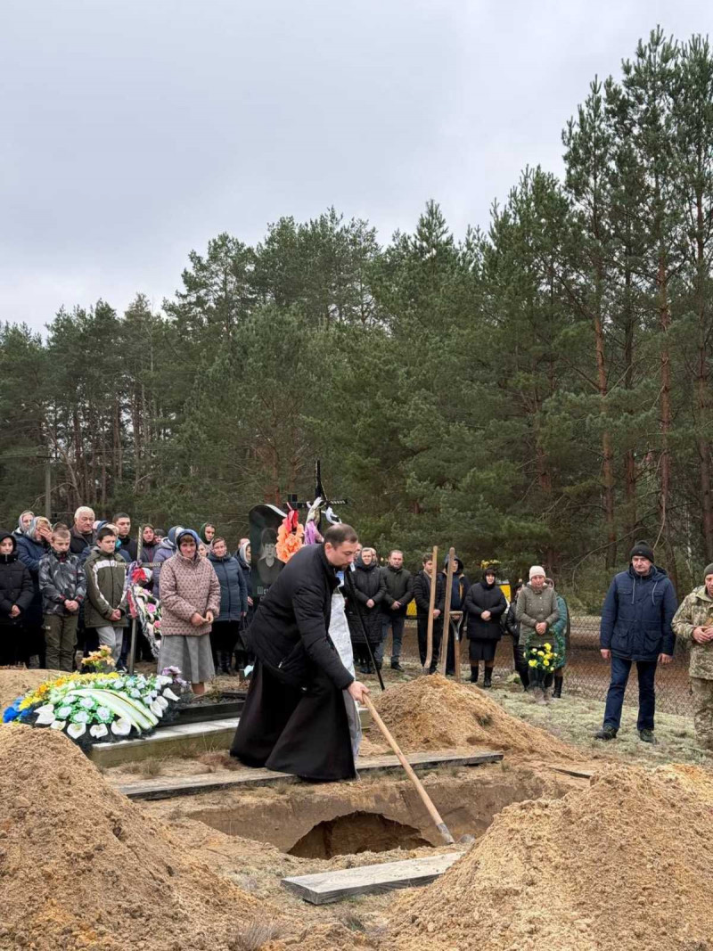 Помер, виконуючи обов’язок із захисту України: на Волині поховали військовослужбовця Андрія Шемберга