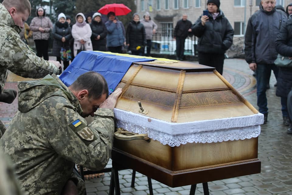 Серце пережило війну, а зупинилося вдома: на Волині попрощалися із померлим воїном Анатолієм Ковальчуком