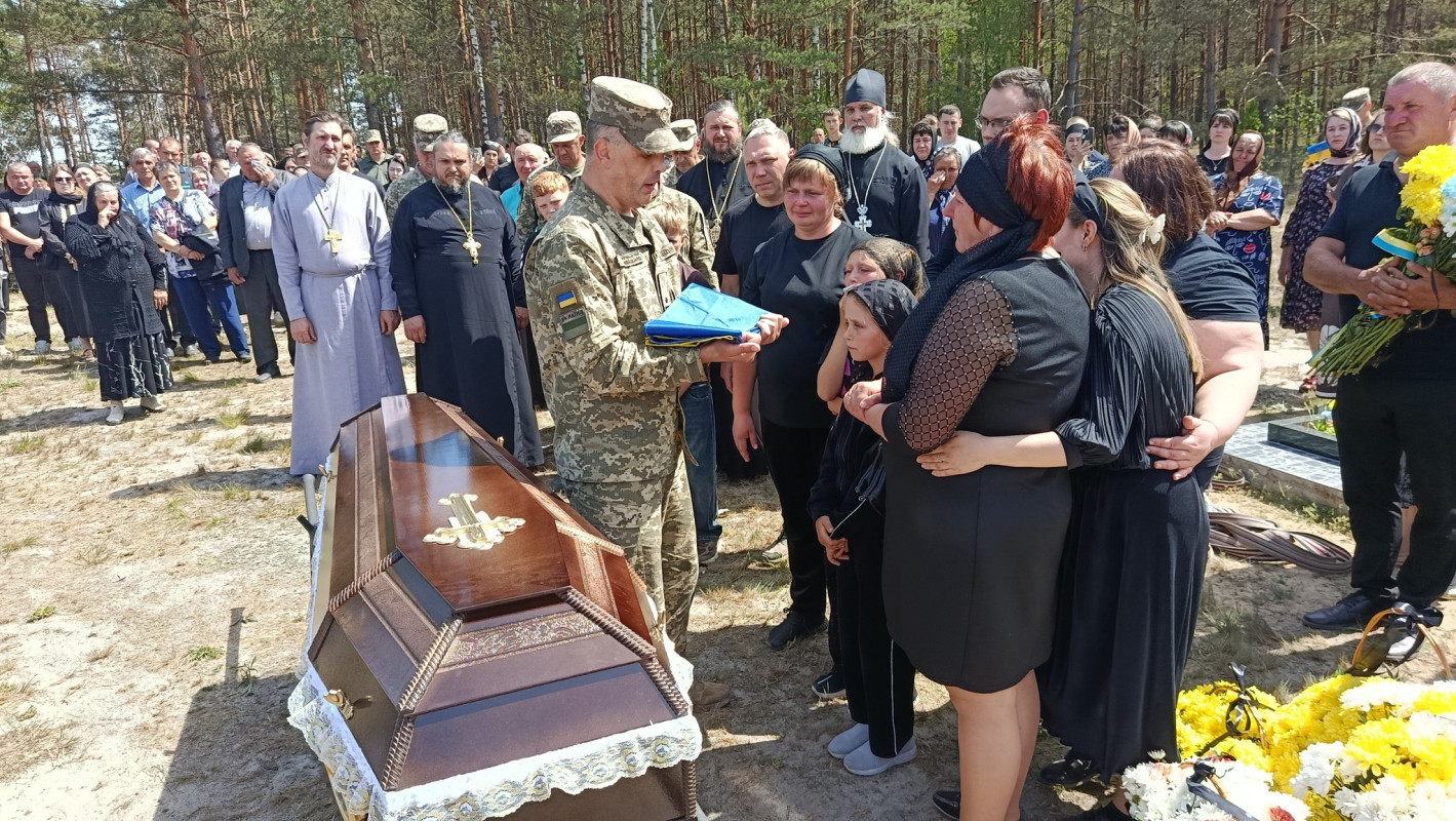 Без батька залишилися троє донечок: волиняни попрощалися із загиблим Героєм Андрієм Григолою