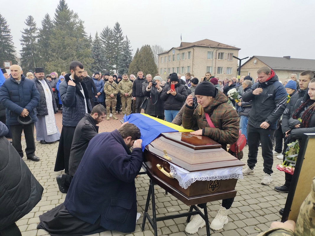 Знайшов вічний спочинок на Різдво: на Волині попрощалися із 22-річним Героєм Максимом Томчуком