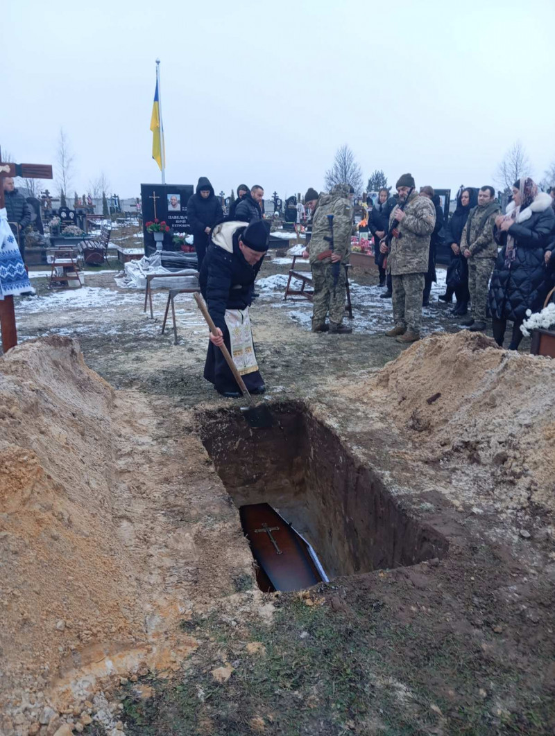 Його раптова смерть стала шоком для рідних та односельчан: на Волині поховали молодого військового Едуарда Яця