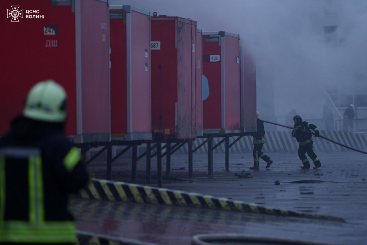 Російські обстріли у Луцьку: рятувальники загасили великі пожежі на цивільних об’єктах. Фото
