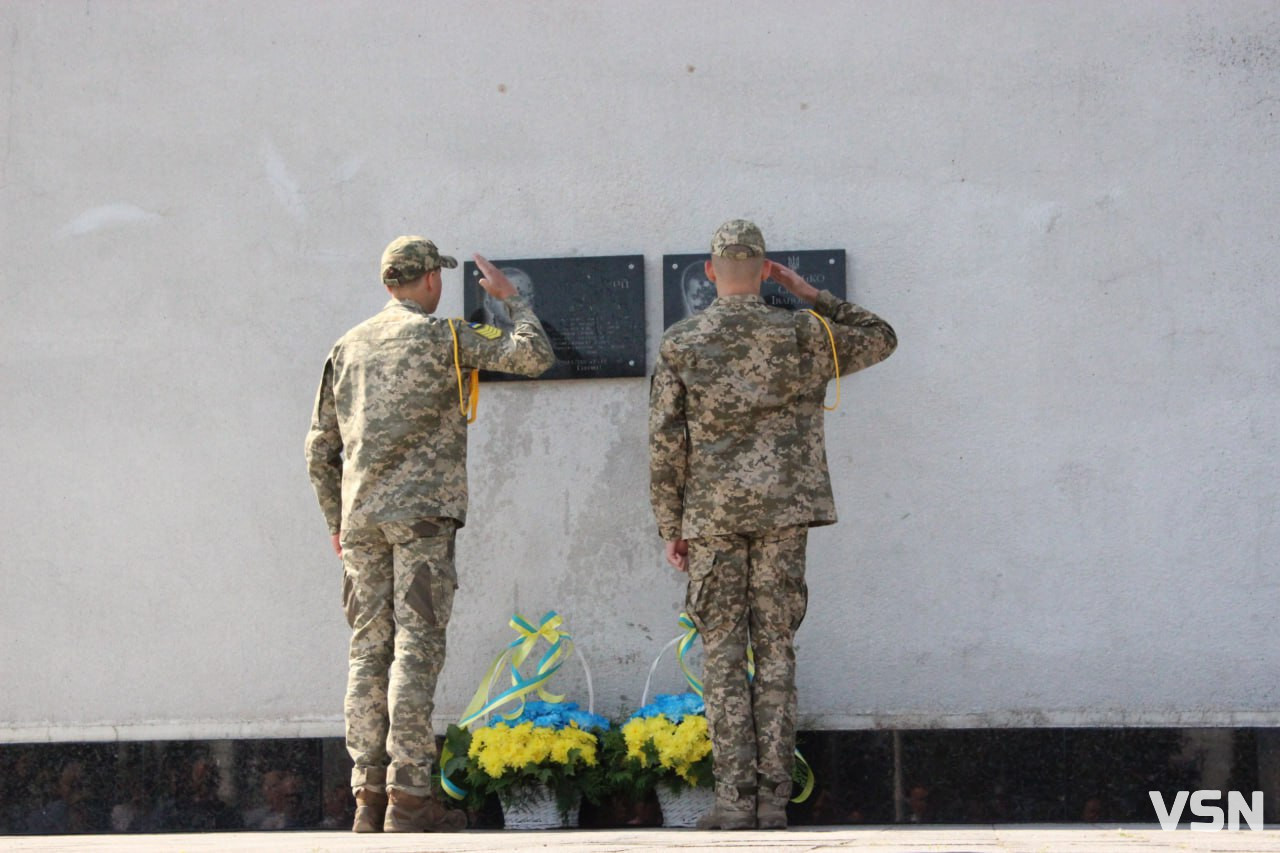 У Луцьку встановили меморіальні дошки загиблим на війні депутатам - Сергію Слабенку та Сергію Духницькому