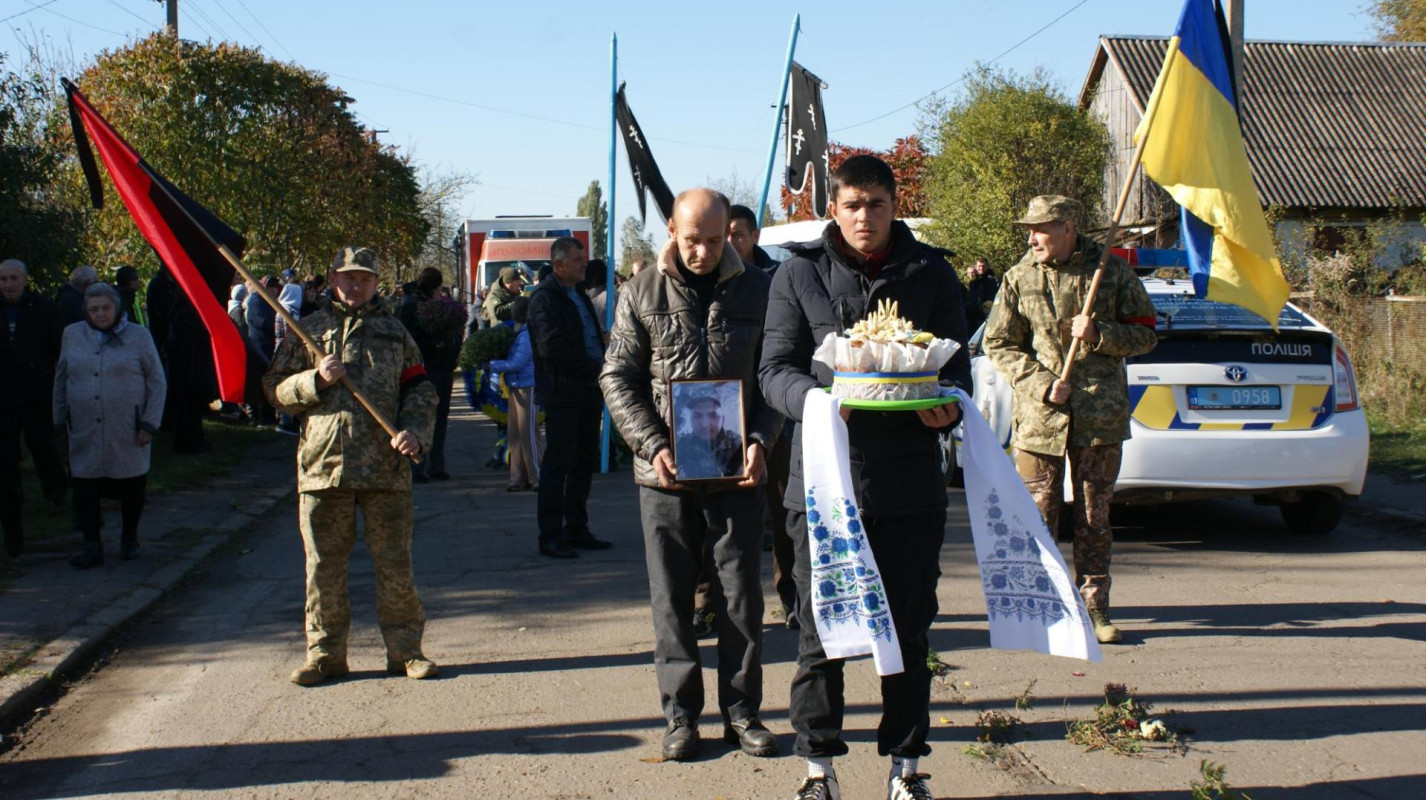 «Куди ж ти, сину, йдеш…»: на Волині в останню дорогу провели воїна Сергія Беня
