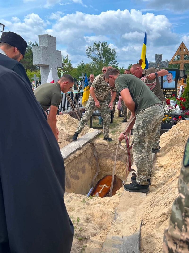 Мобілізували місяць тому: на Волині попрощалися із 40-річним захисником Дмитром Стасюком