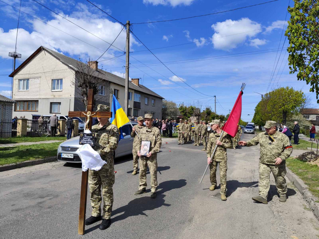 Останній дзвінок для Героя: у місті на Волині попрощалися з Олександром Каленюком