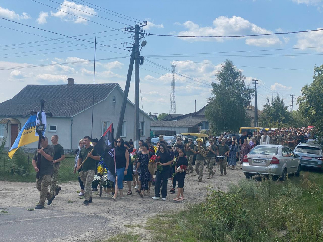 Двоє дітей залишилися без тата: на Волині провели в останню путь військовослужбовця Миколу Ковальчука