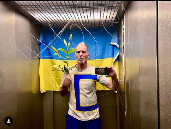 Німецький стиліст щодня вдягає образ в кольорах українського прапора