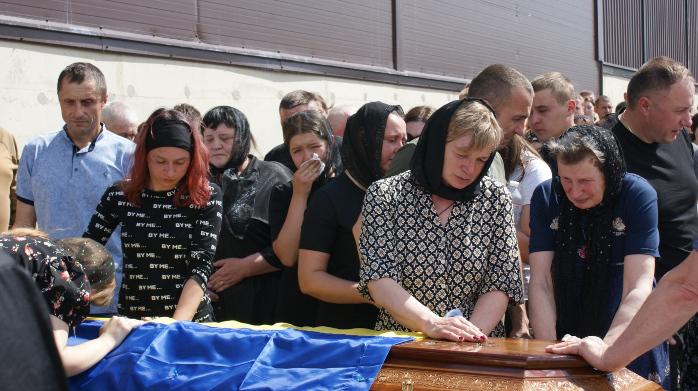Після 789 днів очікування: на Волині провели в останню дорогу 21-річного Героя Івана Бречка