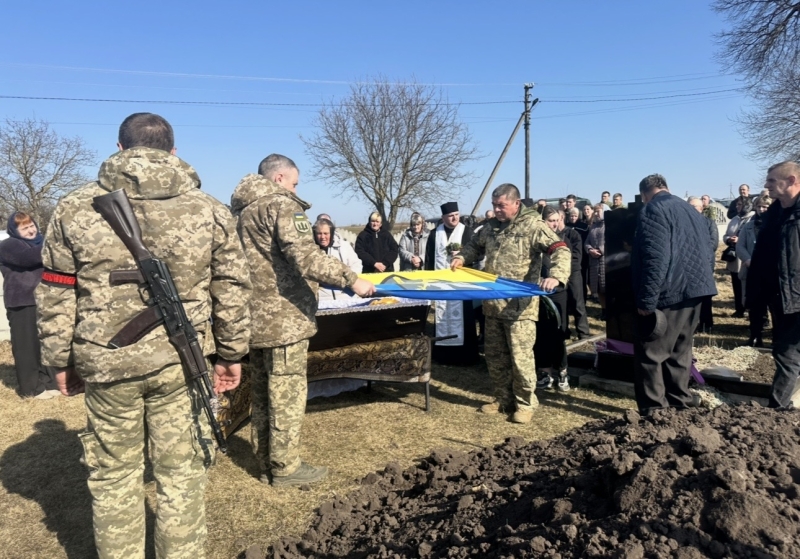 У громаді на Волині сотні людей вийшли провести полеглого Героя Василя Філончука в останню дорогу