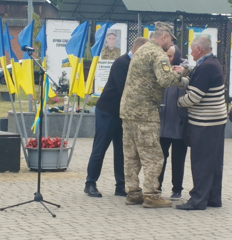 Закрив собою побратимів: батькам полеглого Героя з Волині вручили посмертну нагороду сина