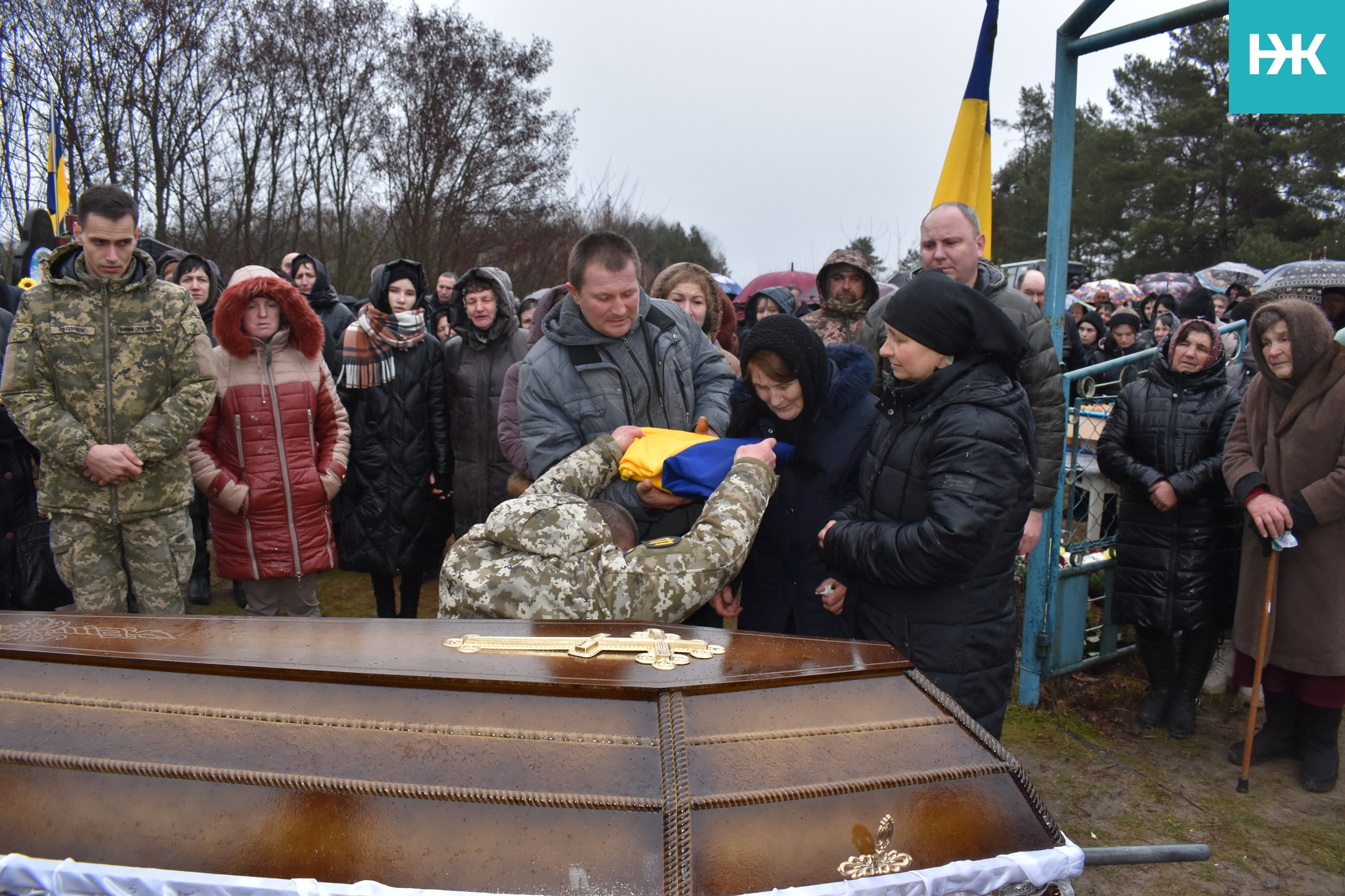 Загинув на війні у розквіті сил: на Волині в останню дорогу провели відважного Героя Богдана Диня