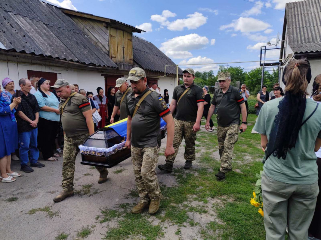Майже два роки вважався зниклим безвісти: на Волині провели в останню дорогу Героя Миколу Войтюка