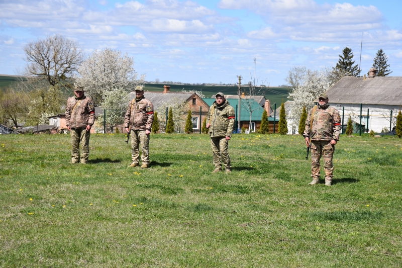 Коровай ділили на кладовищі: на Волині сотні людей прийшли попрощатися з Героєм Миколою Гацем