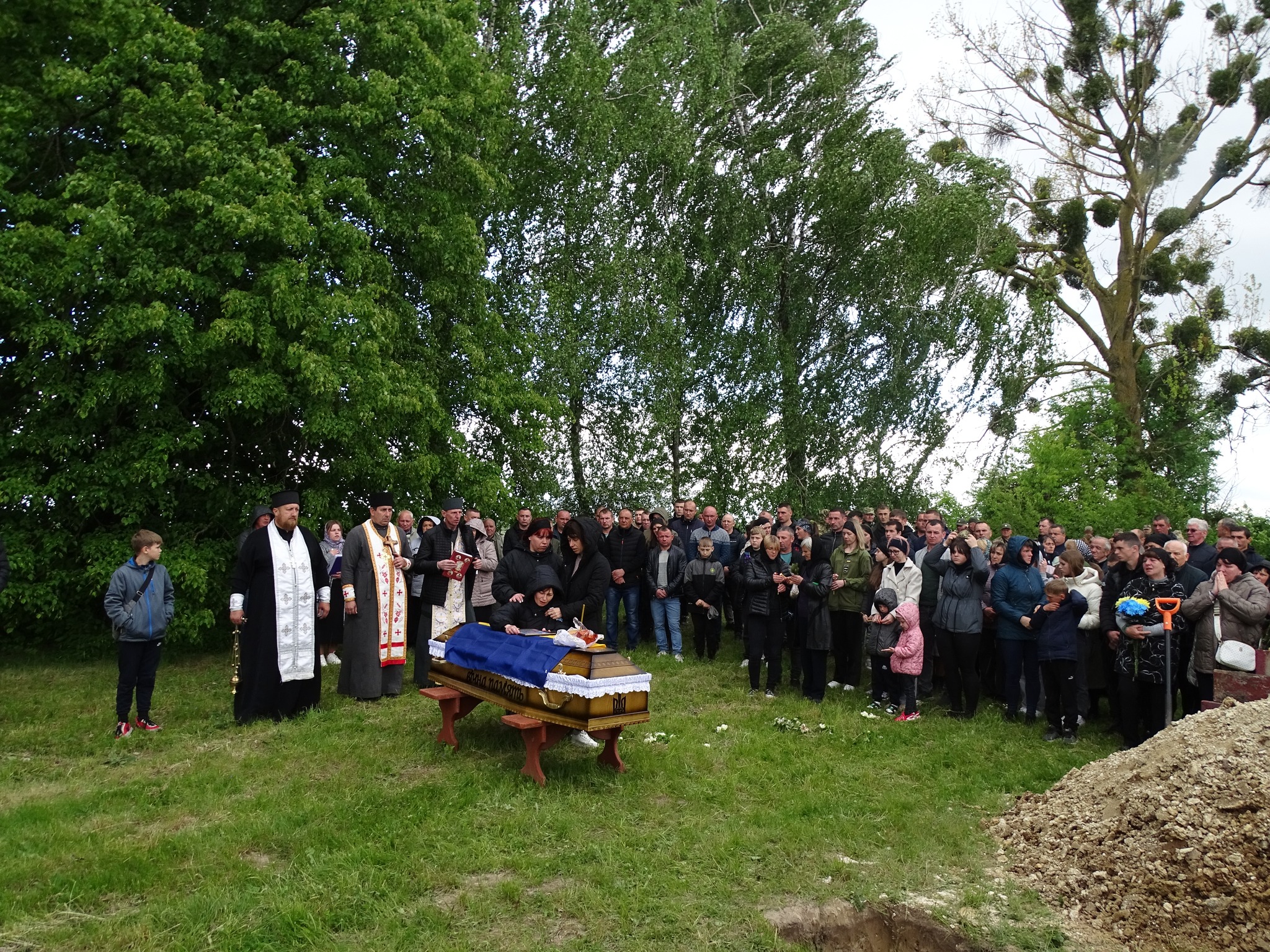«Вивозив з поля бою поранених, рятував життя, повертав тіла загиблих»: на Волині сотні людей провели в останню дорогу Героя Володимира Кміна