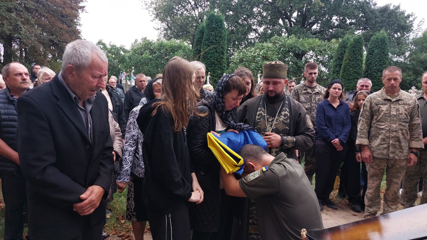 Три місяці боротьби за життя: на Волині провели в останню дорогу захисника Олександра Гуля