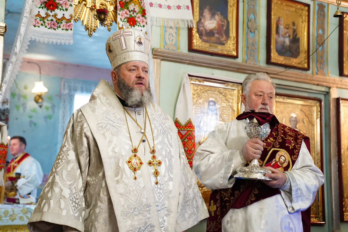 Владика Михаїл очолив празник Михайлівської парафії у Луцьку і нагородив духовенство та парафіян