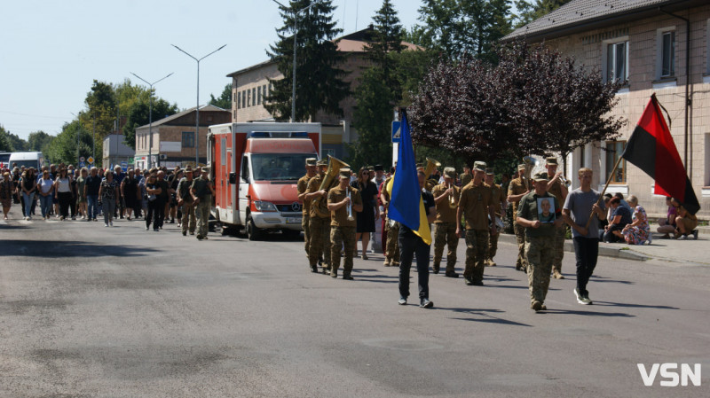Рідні сподівалися, що в полоні, але дива не сталося: у Рожищі провели в останню путь воїна Миколу Катеринюка