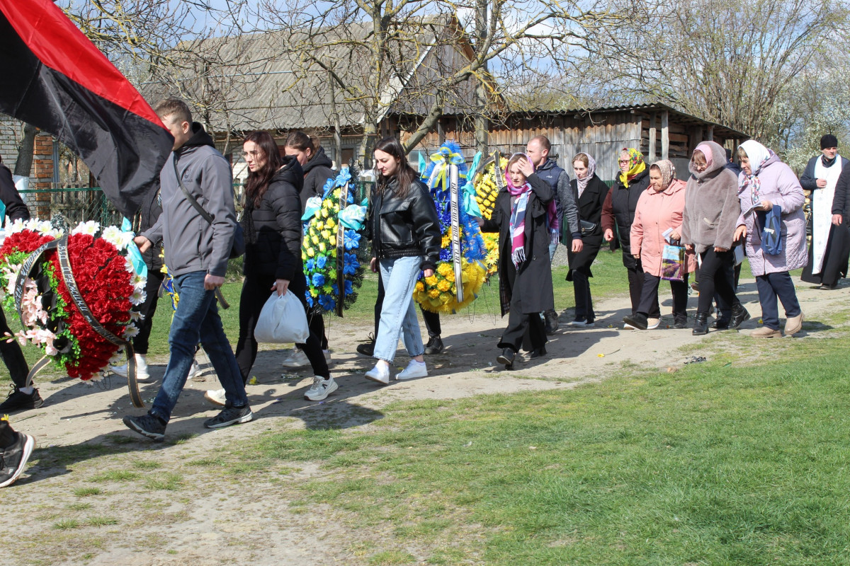 «Тепер тато захищатиме з небес»: волиняни попрощалася з 25-річним Антоном Хвостюком