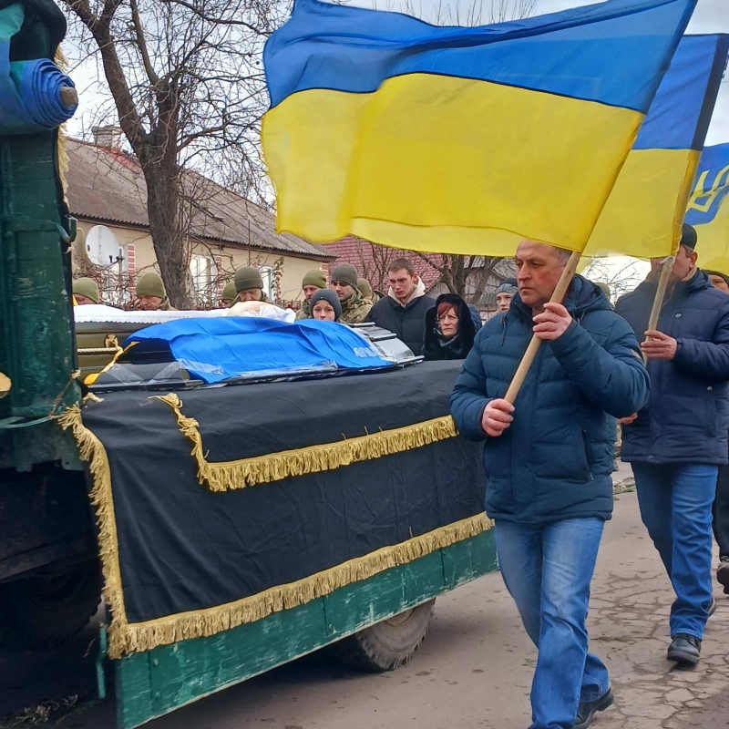 Захищав кожного з нас: волиняни провели в останню дорогу 57-річного Героя Віталія Шарапановського