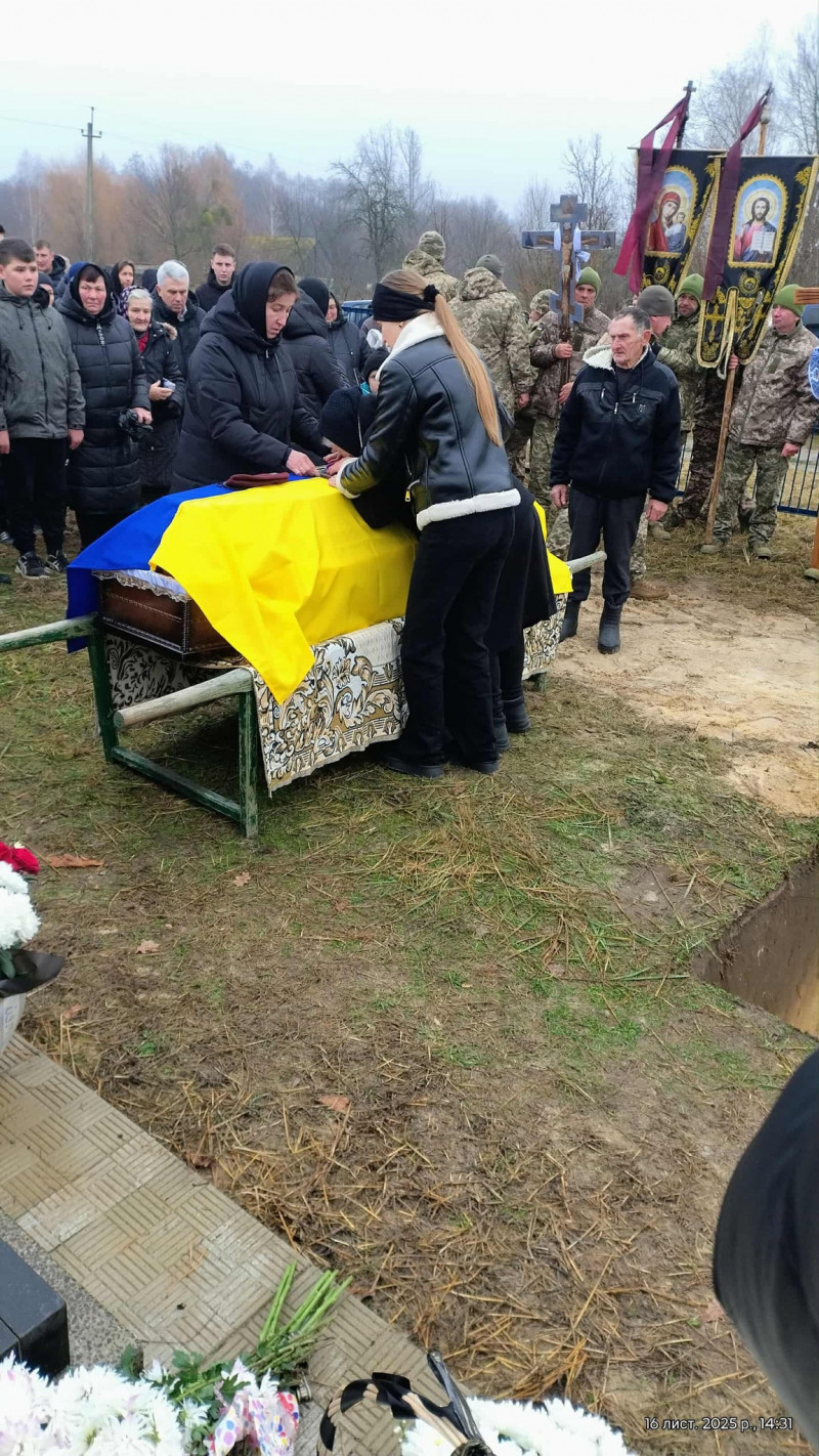 Для синів і донечок був татом, другом і порадником: на Волині в останню земну дорогу провели Героя Руслана Харчика