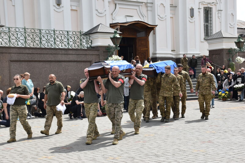 Загинули понад рік тому: у Луцьку попрощалися з двома Героями Андрієм Кравчуком та Романом Смалем