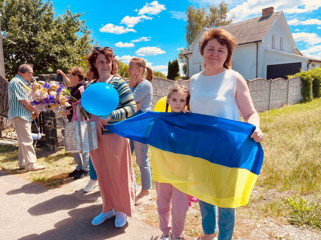 Зі сльозами радості та прапорами: на Волині емоційно зустріли звільненого з полону воїна Вадима Яковського