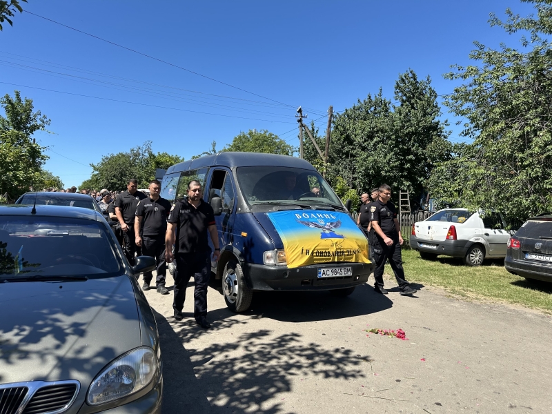 Поліцейський, що став Героєм: на Волині попрощалися з полеглим воїном Юрієм Кривошапкою