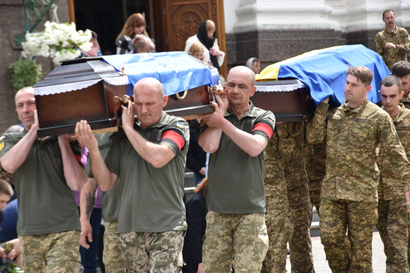 Загинули понад рік тому: у Луцьку попрощалися з двома Героями Андрієм Кравчуком та Романом Смалем