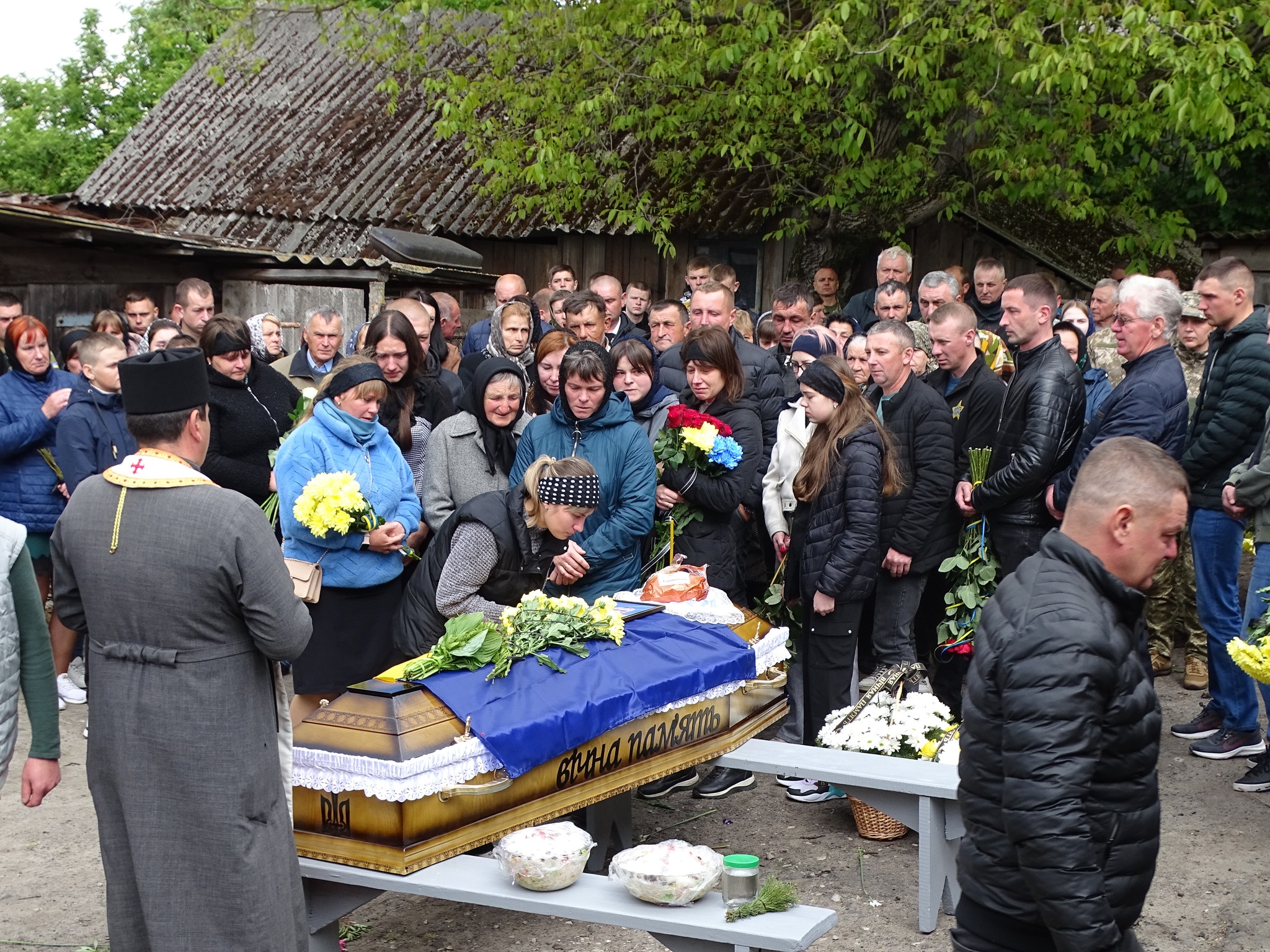 «Вивозив з поля бою поранених, рятував життя, повертав тіла загиблих»: на Волині сотні людей провели в останню дорогу Героя Володимира Кміна
