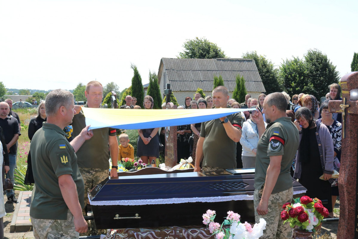 Майже 2 роки рідні жили надією на його повернення: у Луцькому районі поховали Героя Миколу Якубовича