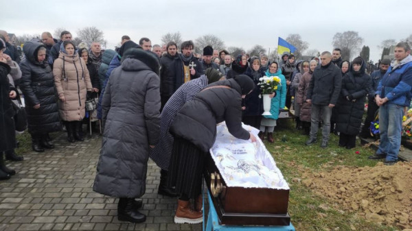 Боронив Україну до останнього подиху: у Луцьку прощались з загиблим Героєм Сергієм Каліщуком