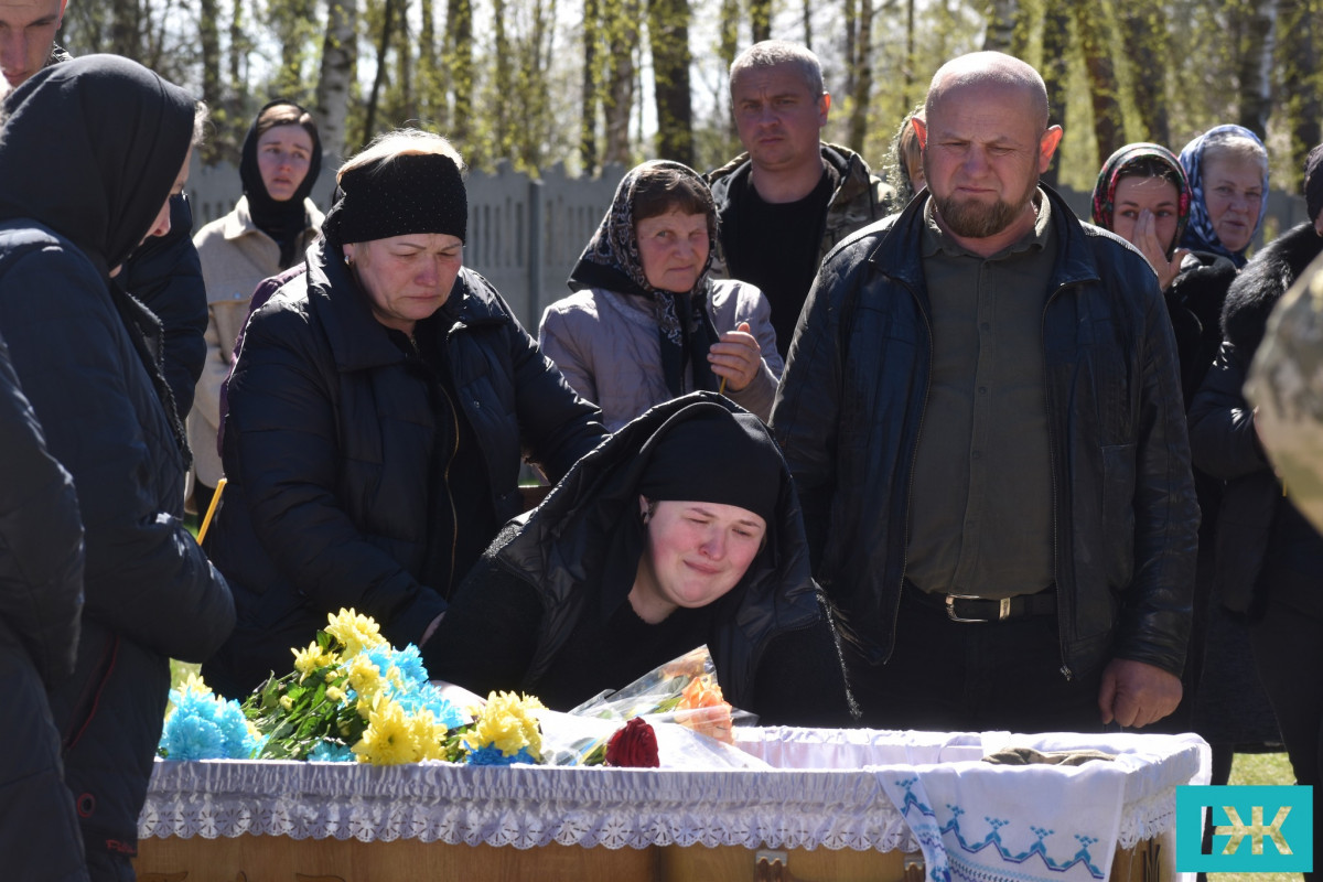 Два села стояли на колінах: волиняни провели в останню дорогу загиблого Героя Віктора Котіка