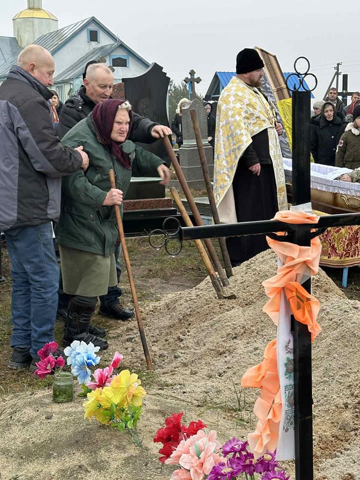 Серце пережило війну, а зупинилося вдома: на Волині попрощалися із померлим воїном Анатолієм Ковальчуком