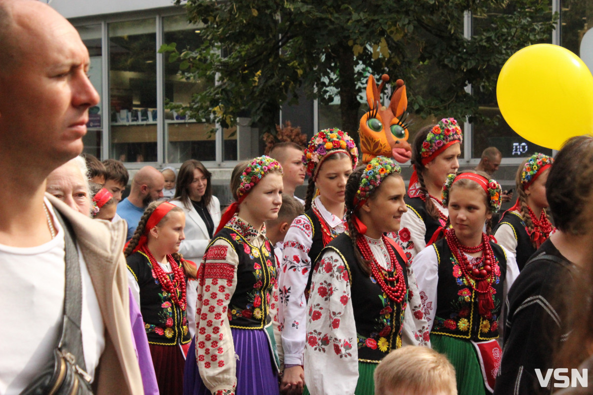 «Півстоліття творимо дива»: у Луцьку відбулася театральна хода. Фоторепортаж