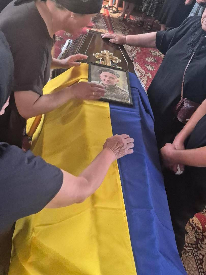 На Волині провели в останню путь воїна Анатолія Кривоша, який з перших днів повномасштабного вторгнення боронив Україну