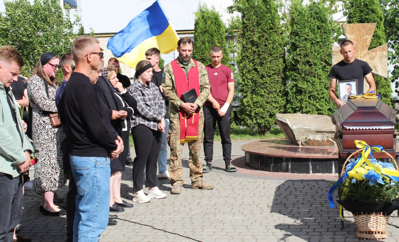 «Врятував побратима ціною власного життя»: на Волині попрощалися з 25-річним Героєм Андрієм Лавренчуком