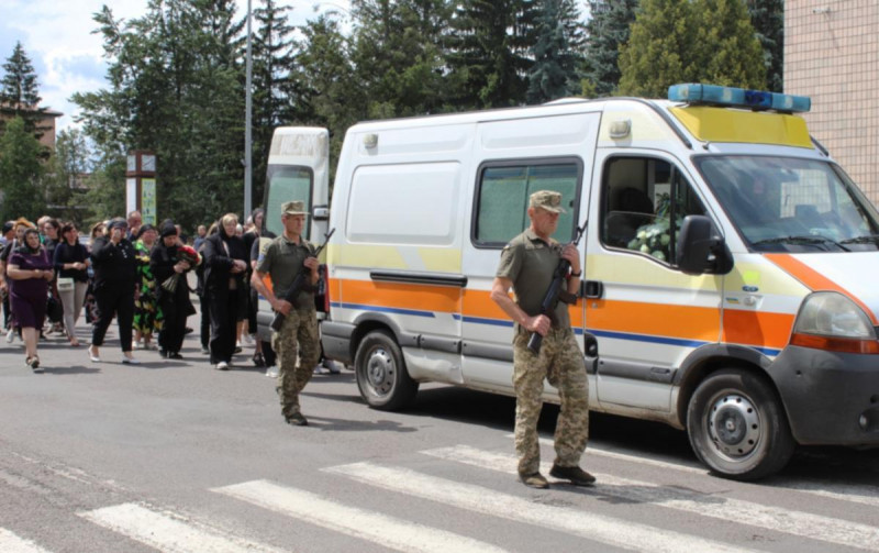 На кладовищі розділили весільний хліб: у громаді на Волині прощалися з молодим Героєм, який загинув на фронті