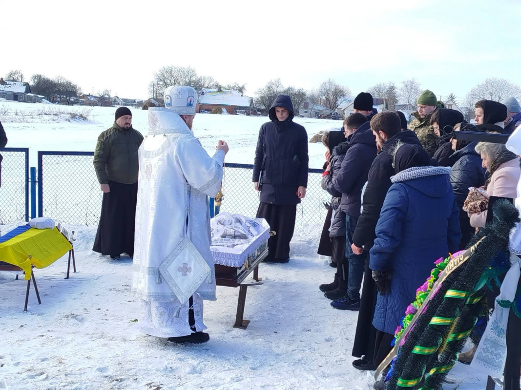 До останнього боровся за життя після важкого поранення: на Волині попрощалися із Героєм, батьком чотирьох синів Олегом Гринюком