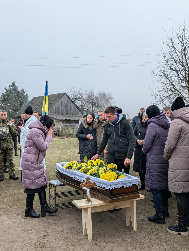 Завжди був готовий допомогти: на Волині провели в останню дорогу загиблого воїна Івана Оніщука