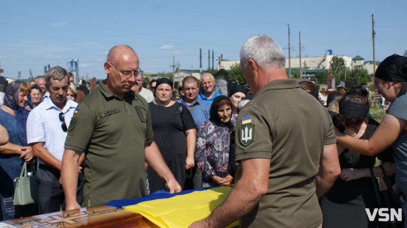 Рідні сподівалися, що в полоні, але дива не сталося: у Рожищі провели в останню путь воїна Миколу Катеринюка